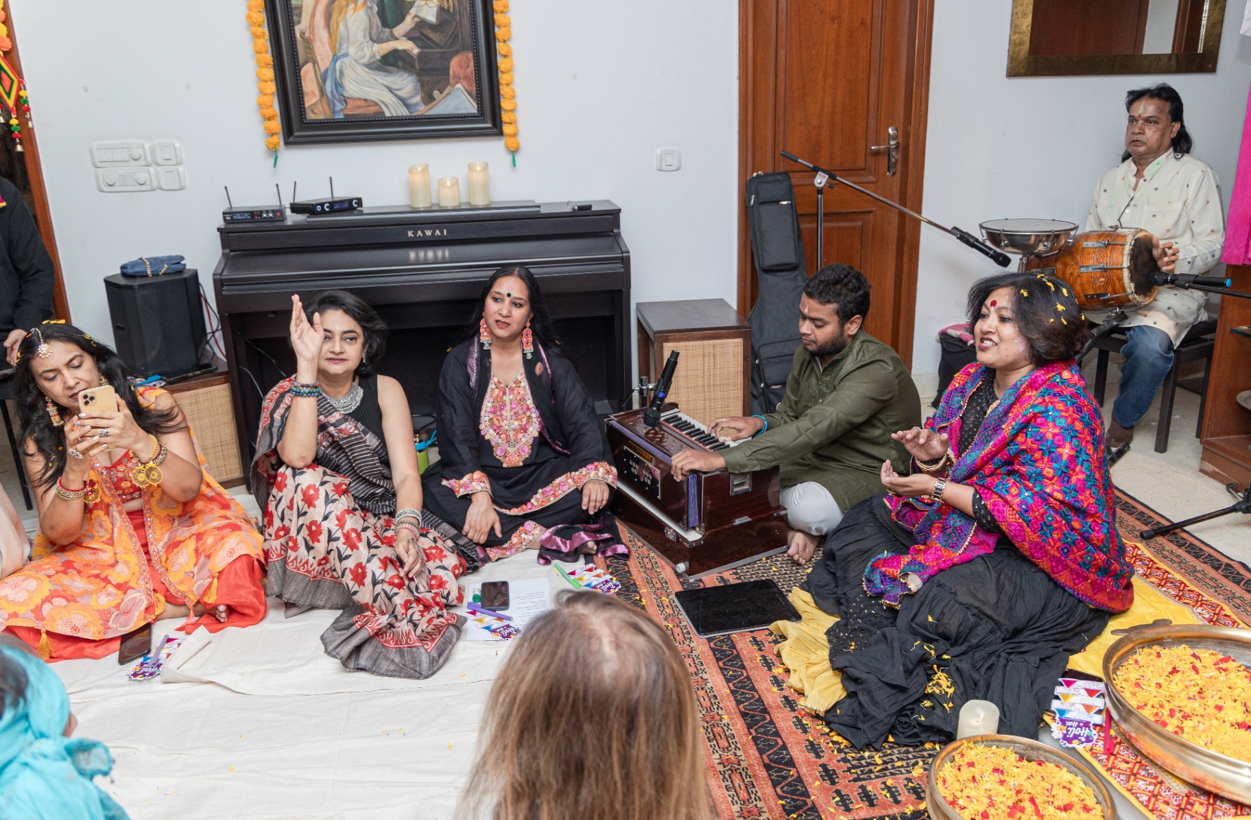 Harmonium in flow, gathering in song